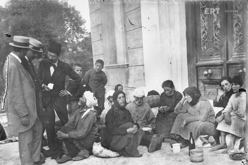 11. Αθήνα. Πρόσφυγες στα σκαλιά της εκκλησίας του Αγ. Νικολάου στον Πειραιά.