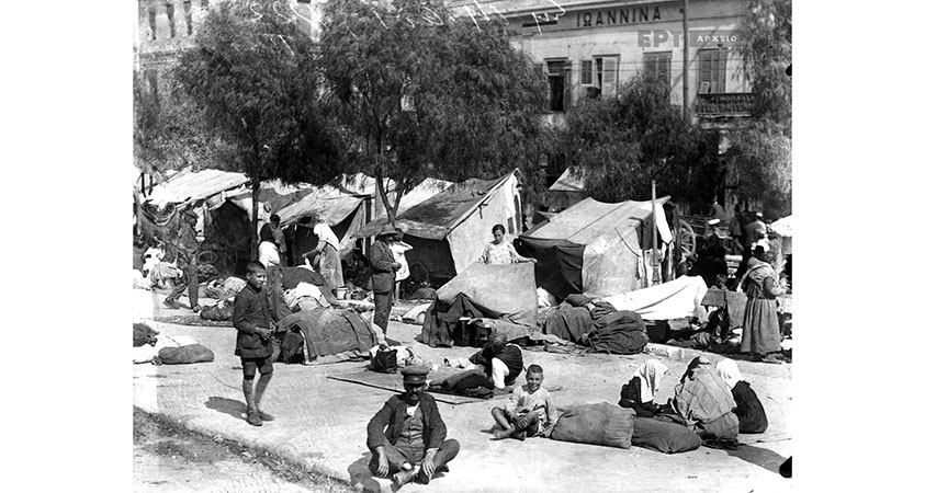 24. Πειραιάς. Η προσωρινή εγκατάσταση των προσφύγων. Σκηνές τοποθετημένες σε πλατείες του Πειραιά για την πρόχειρη στέγαση των προσφύγων. Στο έδαφος τα υπάρχοντα των προσφύγων.
